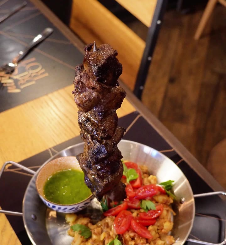 Spiedo di carne 350g con chimichurri e patata schiacciata