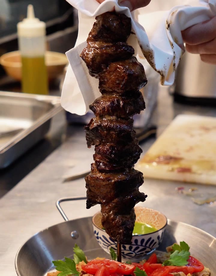 Spiedo di carne 350g con chimichurri e patata schiacciata